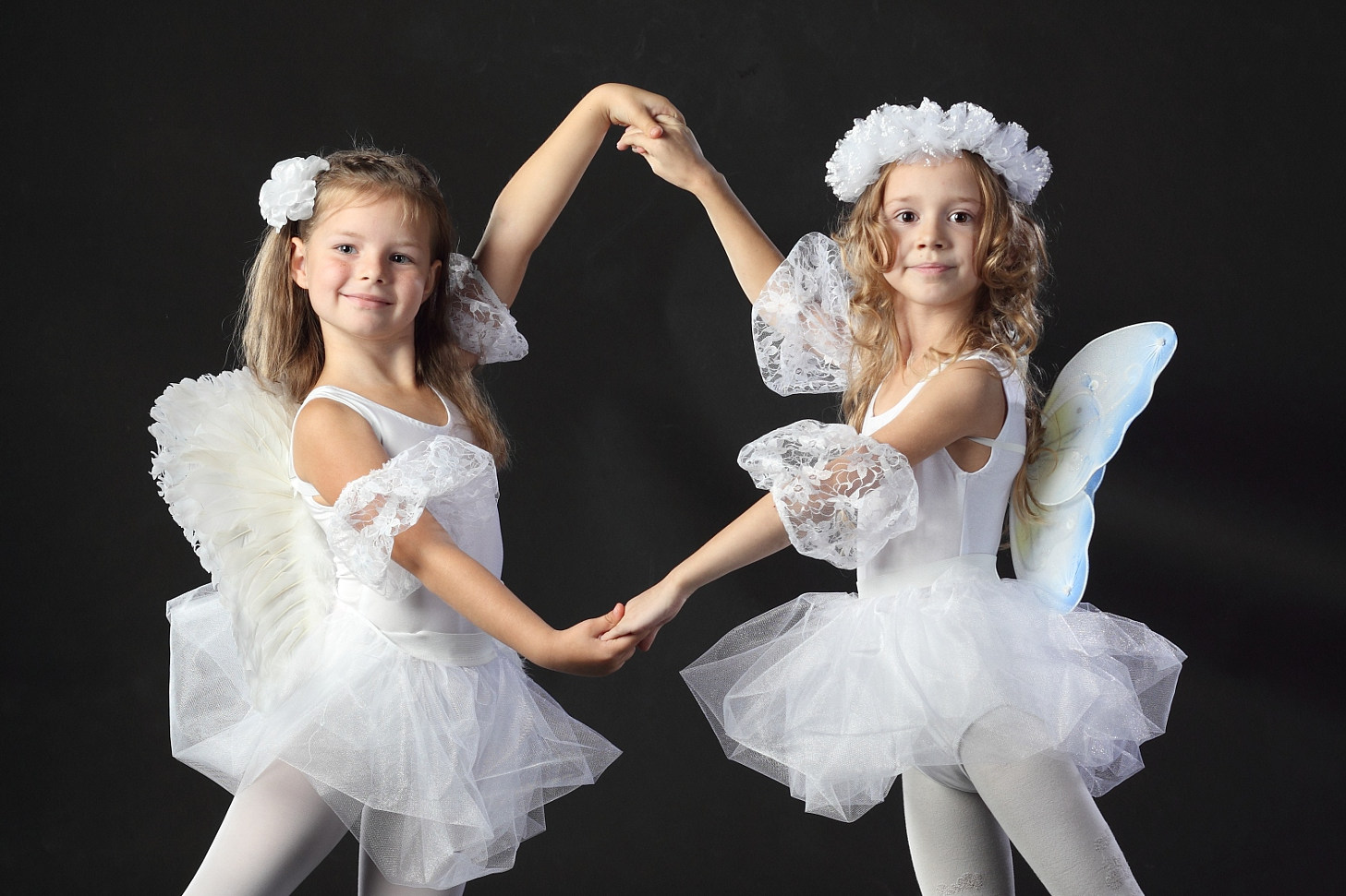 Дети в нарядах ангелочков танцуют