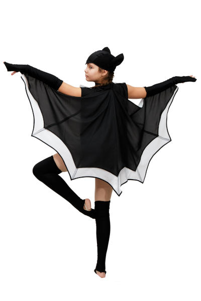 Девочка танцовщица в костюме летучей мыши