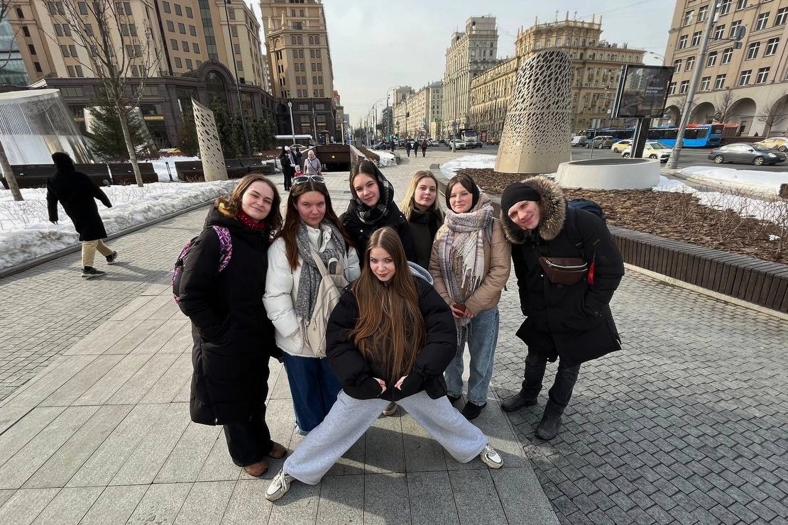 Ученики школы танцев в Москве на улице